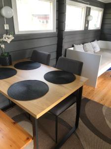 a room with a table with four chairs and a bed at Stuga Pörsvik in Nauvo +14 photos