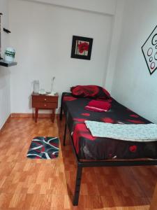 a small bedroom with a bed and a table at Hogar, Home, Accueil, Casa, Zuhause in Alicante