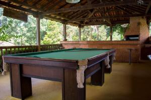 a pool table in a screened in porch at Pousada Coqueiro Verde in Mateus Leme