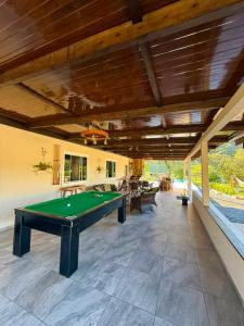 a pool table in the middle of a patio at Sitio encantos do vale Casa in Major