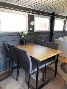 a dining room with a wooden table and chairs at Stuga Pörsvik in Nauvo