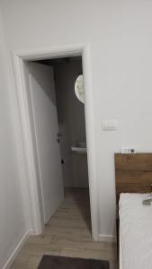 a hallway with a door leading to a bedroom at Studio apartman Mara in Imotski