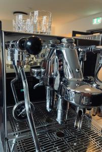 a drum set sitting on top of an oven at MY STAY - Smart Hotel in Mönchengladbach +22 photos