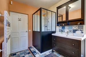 a bathroom with a sink and a mirror at La Maison des Prés - Maison bourgeoise de 1890 in Montceau-les-Mines +18 photos