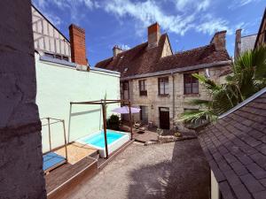 a house with a swimming pool in the yard at La Galerie - Mini Piscine - Bourges Originale in Bourges