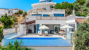 a villa with a swimming pool in positano at Secluded Sea-View Family Escape Villa Bella 3 Lale in Üzümlü