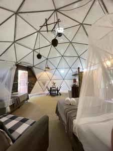a room with two beds in a tent at Mirante Morere in Moreré
