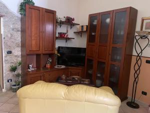 a living room with a couch and a entertainment center at La Via delle Rose in Alimena