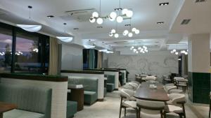 a restaurant with chairs and tables and a dining room at Тынчтык Отель in Chon-Sary-Oy