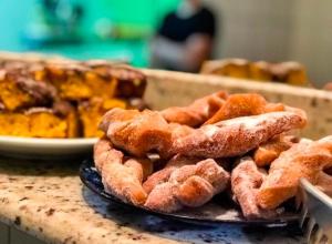 a plate of fried food on top of a counter at Visk Palace Hotel e Restaurante in Foz do Iguaçu