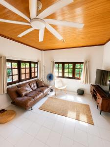 a living room with a ceiling fan and a couch at SU house Koh Phangan in Thong Nai Pan Yai