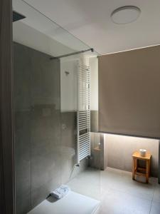 ein Badezimmer mit ebenerdiger Dusche und einem Tisch in der Unterkunft Hotel Riposo in San Pellegrino Terme + 112 Fotos
