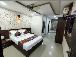 a bedroom with a large bed in a room at Crown Hotel Aadoree - Near Mumbai Airport, BKC Visa Consultant , Jio Convention Centre in Mumbai