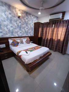 a bedroom with two beds in a room at Crown Hotel Aadoree - Near Mumbai Airport, BKC Visa Consultant , Jio Convention Centre in Mumbai