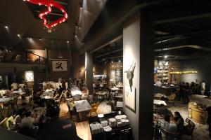 Java Paragon Hotel & Residences tesisinde bir restoran veya yemek mekanı
