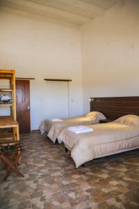 a row of beds sitting in a room at Buenas Vibras Hostería Rural in Chicoana