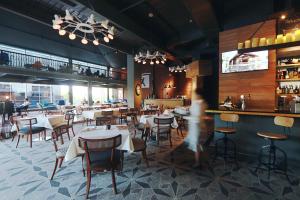 Java Paragon Hotel & Residences tesisinde lounge veya bar alanı