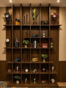 a book shelf filled with lots of cars and plants at فندق امان أبها - المحالة in Abha