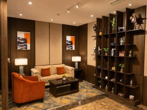 a living room with a couch and a chair at فندق امان أبها - المحالة in Abha