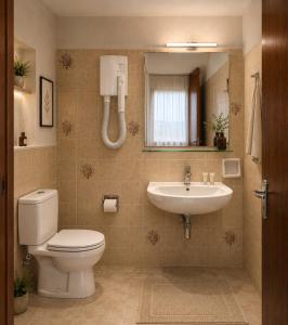 ein Badezimmer mit Toilette und Waschbecken in der Unterkunft Markos Studios Potos Thassos in Potos