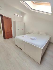 a white bedroom with a large white bed in a room at Mivô - Alcochete Views & Comfort in Alcochete