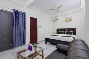 a hotel room with a bed and a couch at Hotel O VIP Inn in Bankipur