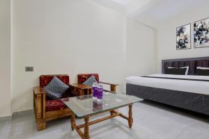 a room with a bed and a table and chairs at Hotel O VIP Inn in Bankipur