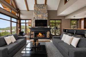 a living room with a couch and a fireplace at Tremblant Prestige - Altitude 170-9 in Mont-Tremblant