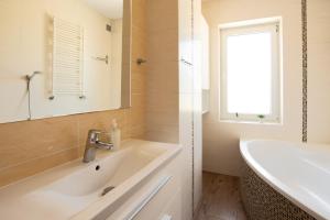 a bathroom with a tub and a sink and a bath tub at Dom na Folwarku POKOJE I APARTAMENTY, BEZPŁATNY ZAMYKANY PARKING NA TERENIE POSESJI in Kielce +33 photos