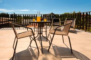 a patio with a table and chairs on a balcony at Dom na Folwarku POKOJE I APARTAMENTY, BEZPŁATNY ZAMYKANY PARKING NA TERENIE POSESJI in Kielce