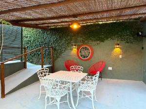 a patio with a table and chairs and a wall at Refugá in Porto Seguro