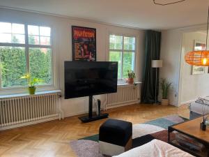 ein Wohnzimmer mit einem großen Flachbildfernseher in der Unterkunft Båt huset in Halmstad + 19 Fotos