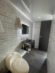 a bathroom with a toilet and a sink at Valso Posada Campestre in Silvania