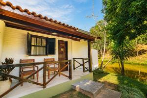 a small house with a balcony and a window at Pousada Valle dos Pássaros in Penedo