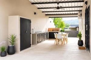 a kitchen with a table and chairs and a ceiling at Casa de los Cerros I - Vaqueros in Vaqueros