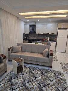 a living room with a couch and a kitchen at Daire 1 in Gazipasa