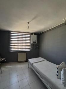 a hospital room with a bed and a window at Pendik ar Marmaray Pet Friendly in Istanbul +3 photos