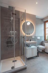 a bathroom with a glass shower and a sink at Krebiehls Winkelhof in Herxheim am Berg