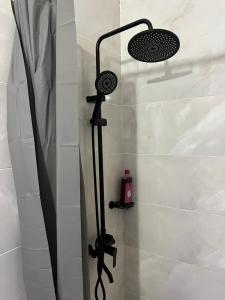 a shower with a shower head in a bathroom at Résidence SG2 in Thiès