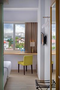Ένα ή περισσότερα κρεβάτια σε δωμάτιο στο Whiz Prime Hotel Sudirman Pekanbaru