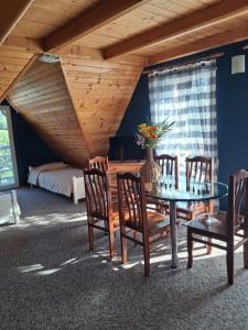 a dining room with a table and chairs and a bed at Eleni Pokoje Gościnne in Bukowina Tatrzańska