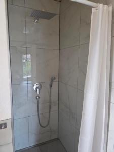 a bathroom with a shower with a shower curtain at Little Break 2, Nähe Legoland in Röfingen