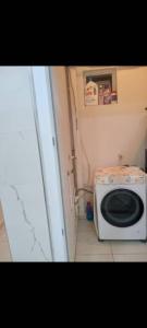 a small bathroom with a washing machine in the corner at Grand joli F3 Draria 7P in Draria