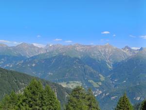 a view of a mountain range with trees in the foreground at Freiheitsgefühl in Kaunerberg