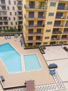 an overhead view of an apartment complex with two swimming pools at Cristais do Mar in Armação de Pêra