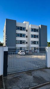 a building with a gate in front of a building at Apartamento Aconchegante de 02 Quartos in Cuiabá