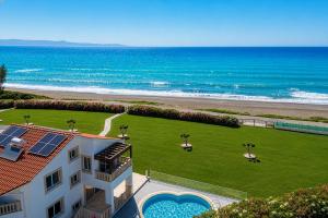 an aerial view of a house and the beach at Villa Bella Ena in Nea Dimmata