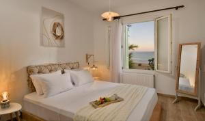 une chambre avec un lit offrant une vue sur l'océan dans l'établissement Beachfront Pleasure, à Kypri
