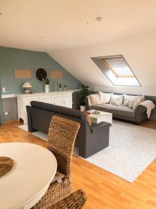 a living room with a couch and a table at Green Door Loft Stilvolles 160 m2 Apartment Balkon Gartenblick Workstation Hundefreundlich in Ibbenbüren