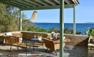 une terrasse extérieure avec vue sur l'océan dans l'établissement Beachfront Pleasure, à Kypri 60 autres photos